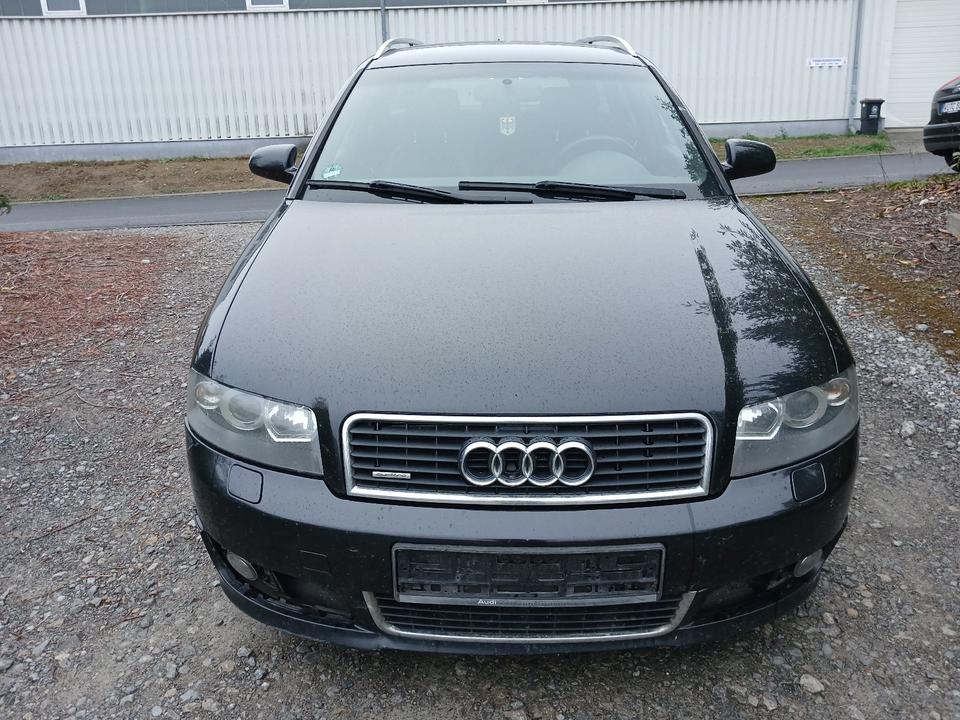 Audi A4 2004 — салон