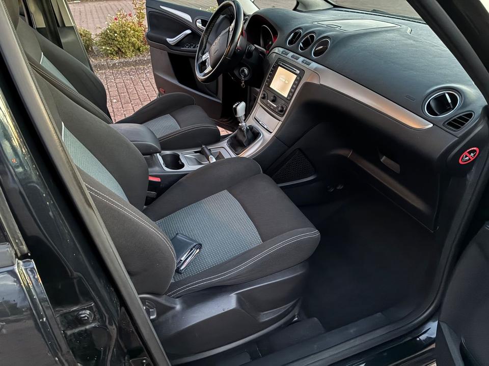 Ford S-Max 2011 — photo 11