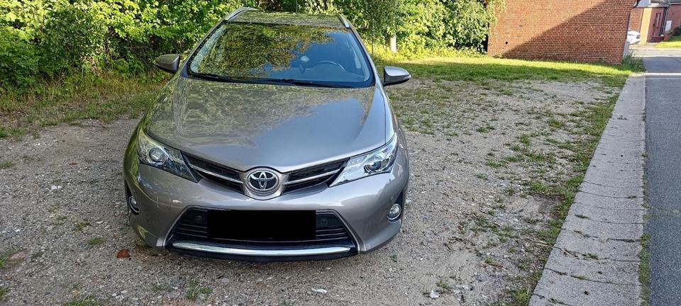 Toyota Auris 2013 — вигляд ззаду