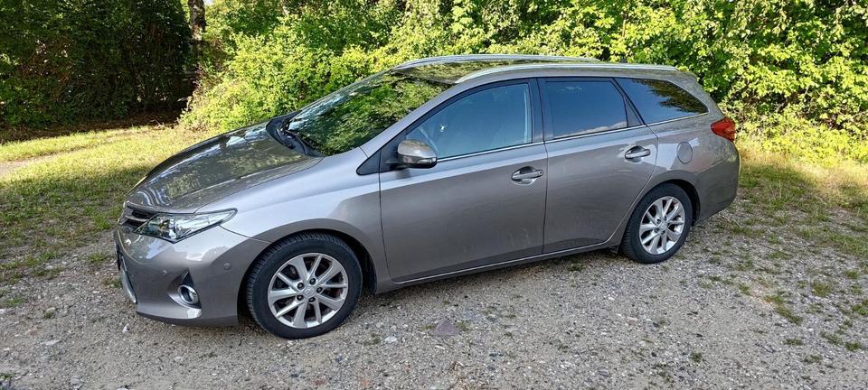 Toyota Auris 2013 — салон