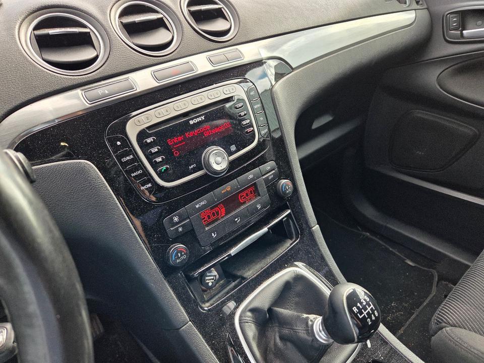 Ford S-Max 2011 — photo 13