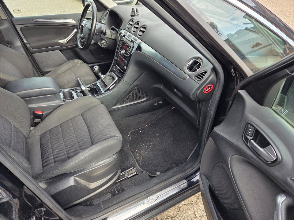 Ford S-Max 2011 — photo 17