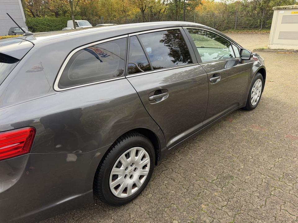 Toyota Avensis 2012 — photo 11