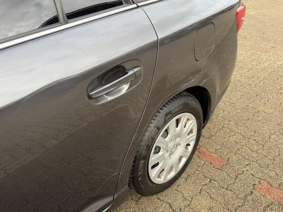 Toyota Avensis 2012 — rear view
