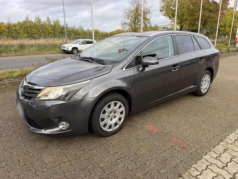 Toyota Avensis 2012 — interior