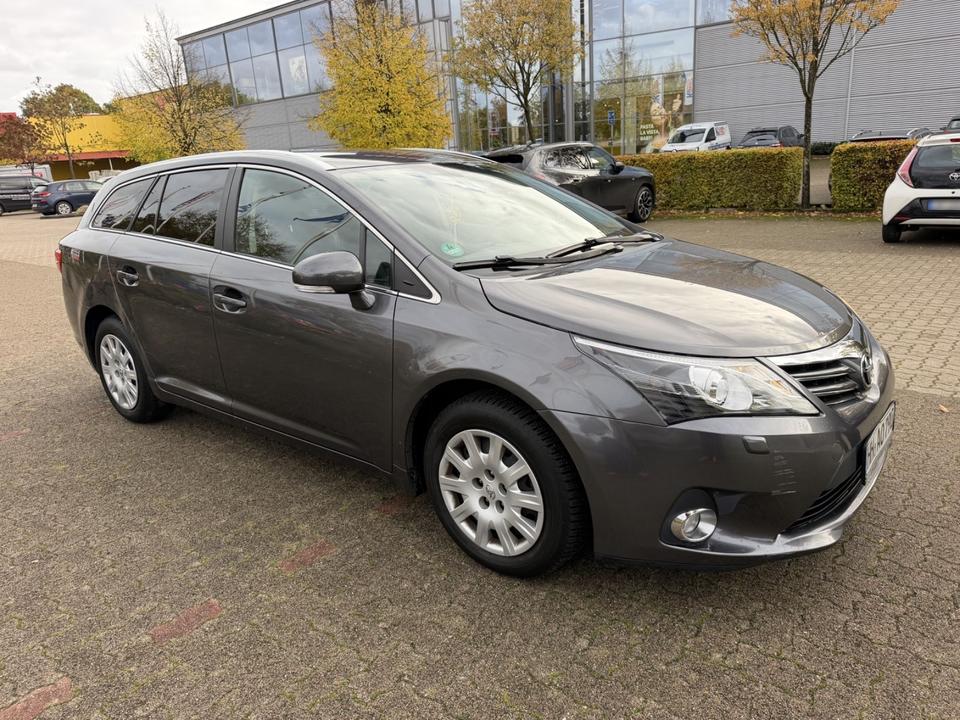 Toyota Avensis 2012 — engine