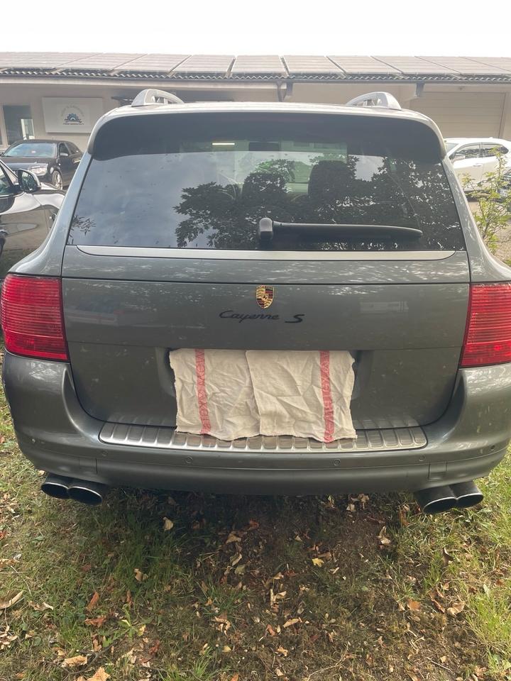 Porsche Cayenne 2004 — rear view