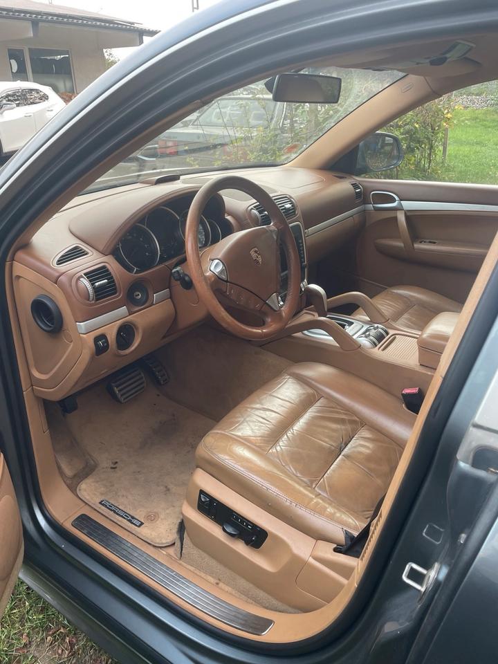 Porsche Cayenne 2004 — interior