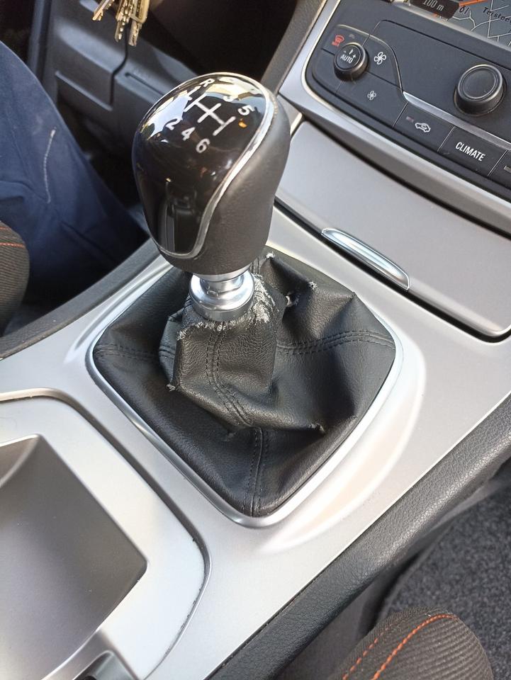 Ford S-Max 2011 — photo 16