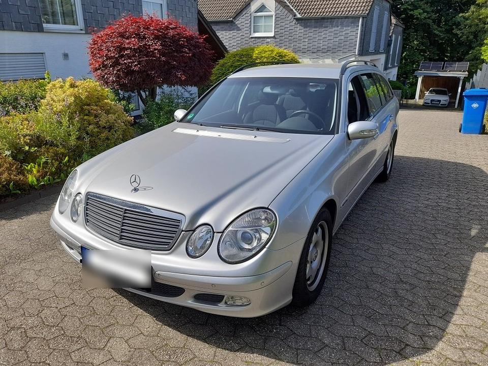 Mercedes Benz E 220 2004 — rear view