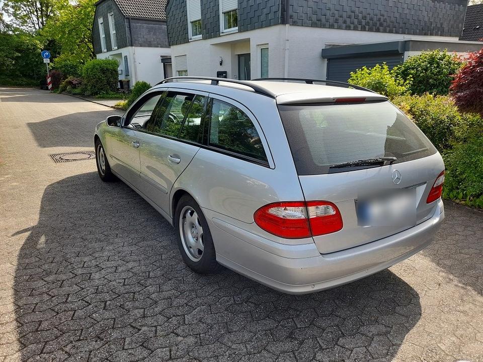 Mercedes Benz E 220 2004 — interior