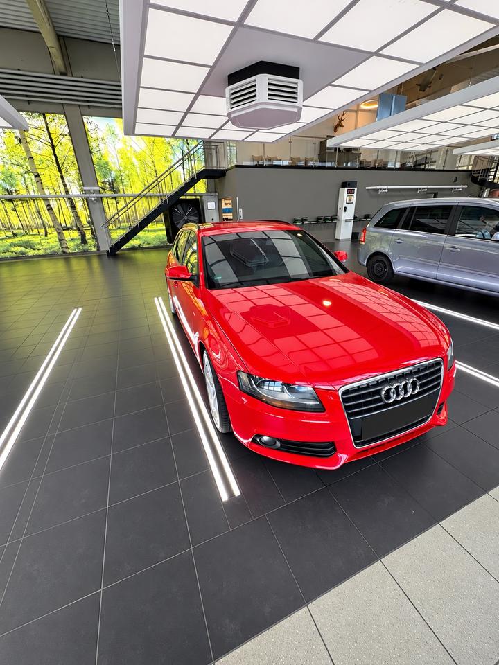 Audi A4 2010 — салон