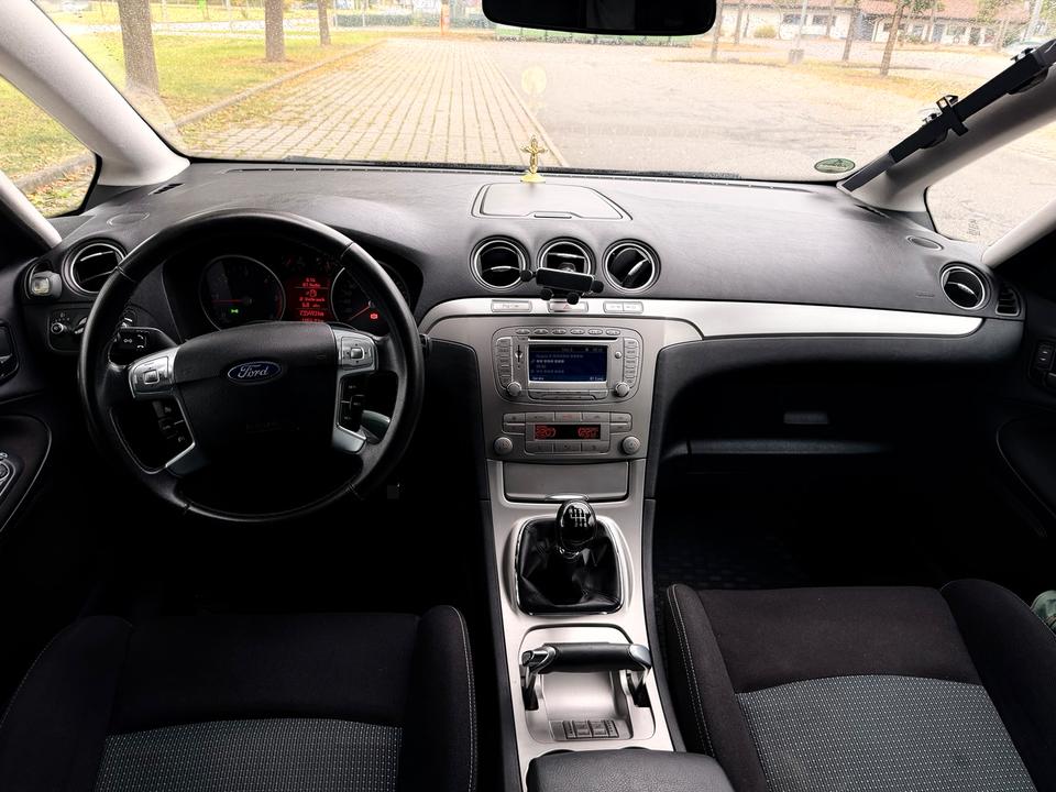 Ford S-Max 2010 — photo 11