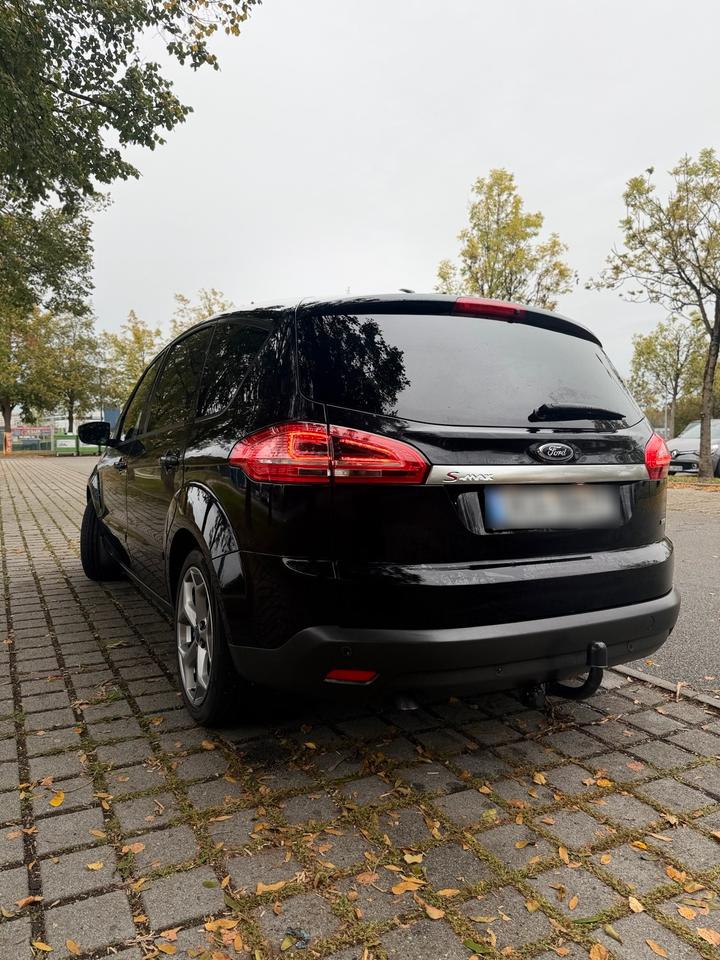 Ford S-Max 2010 — rear view