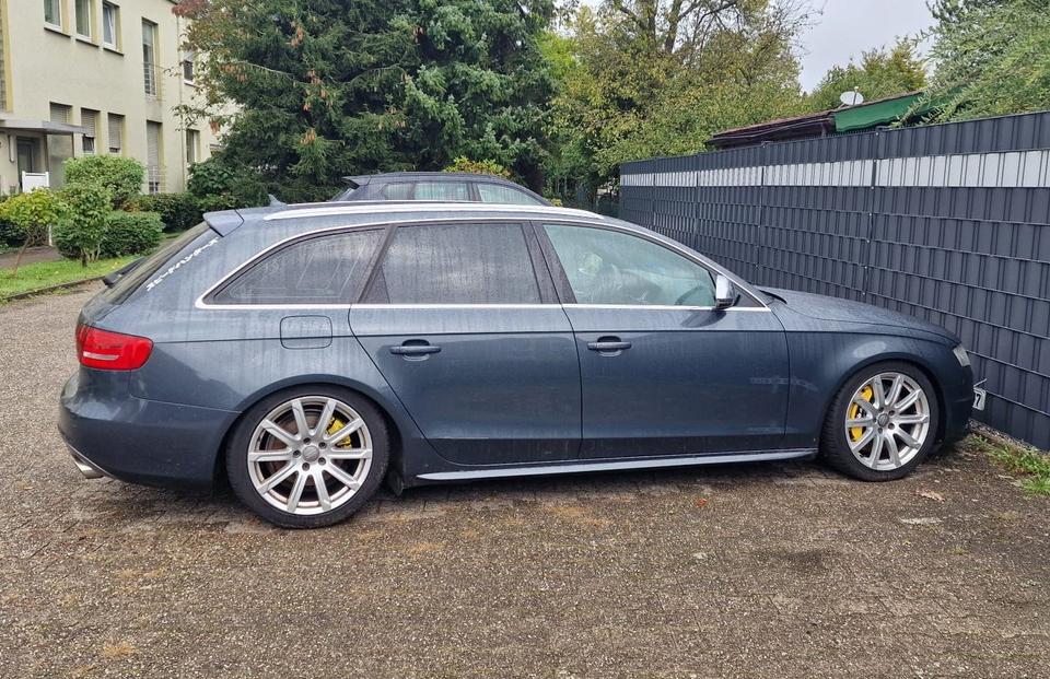 Audi A4 2009 — салон