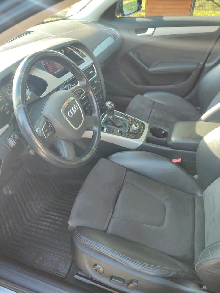 Audi A4 2011 — engine
