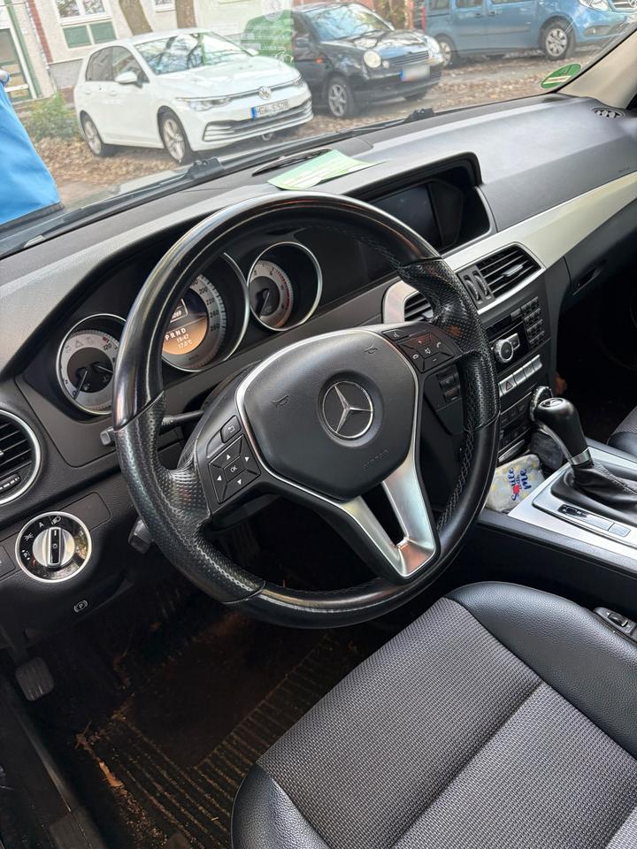 Mercedes Benz C 220 2011 — interior