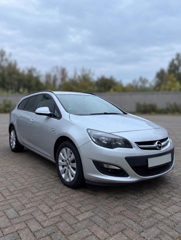 Opel Astra 2015 — rear view