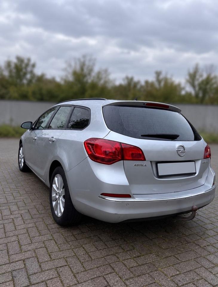 Opel Astra 2015 — interior