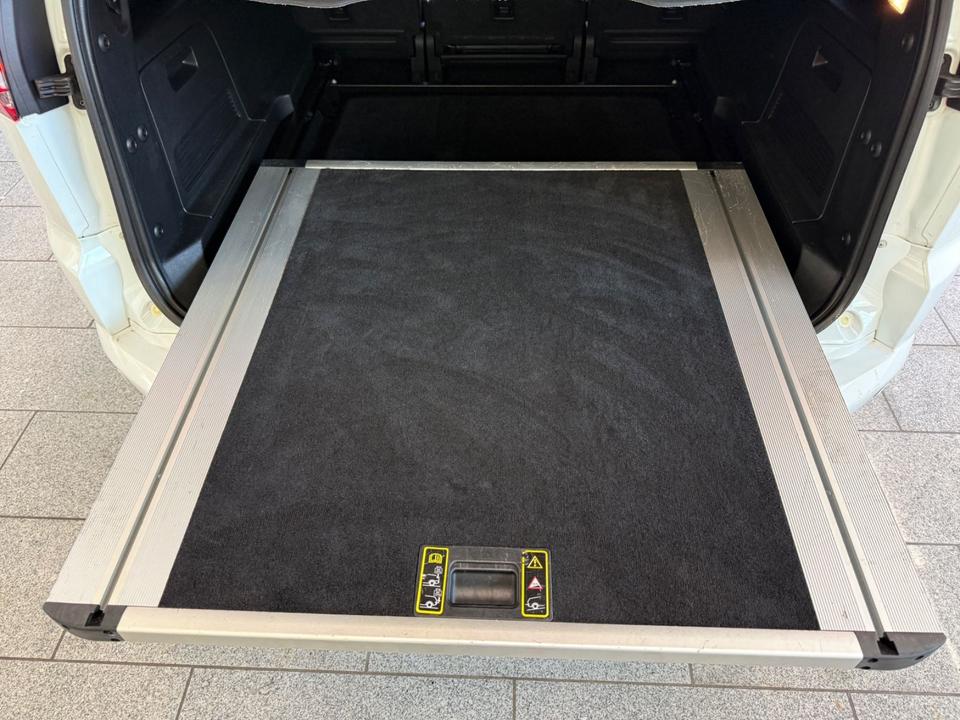 Ford S-Max 2011 — photo 20