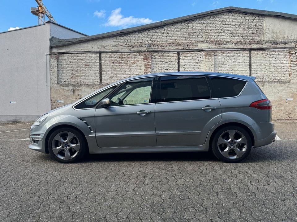 Ford S-Max 2010 — rear view