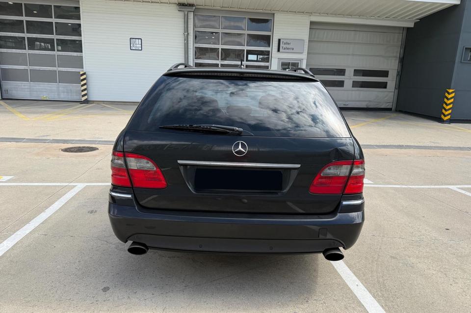 Mercedes Benz E 320 2007 — rear view