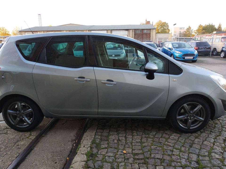 Opel Meriva 2011 — interior