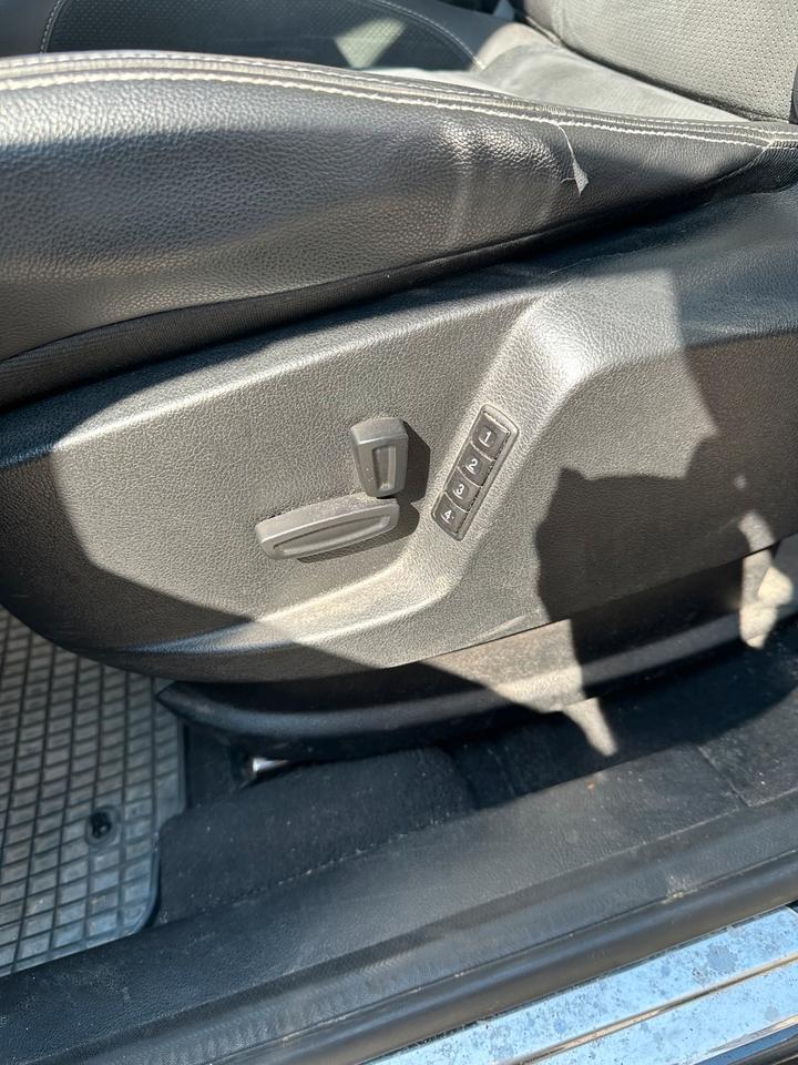 Ford S-Max 2011 — photo 16