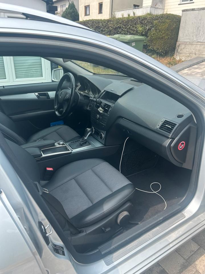 Mercedes Benz C 200 2010 — photo 11