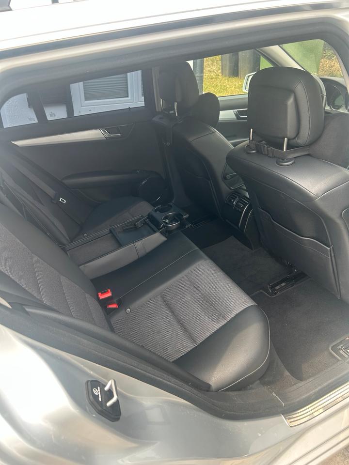 Mercedes Benz C 200 2010 — photo 12