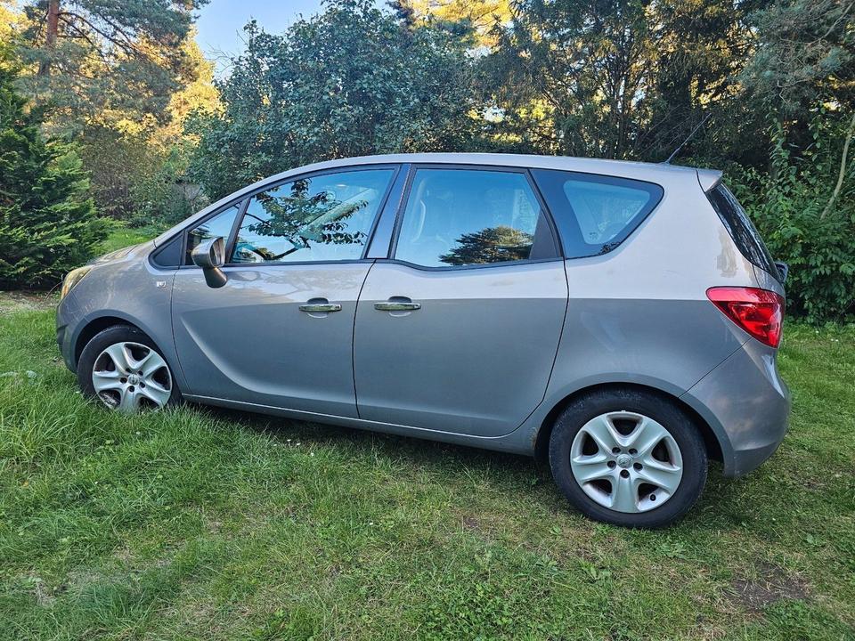 Opel Meriva 2012 — photo 11