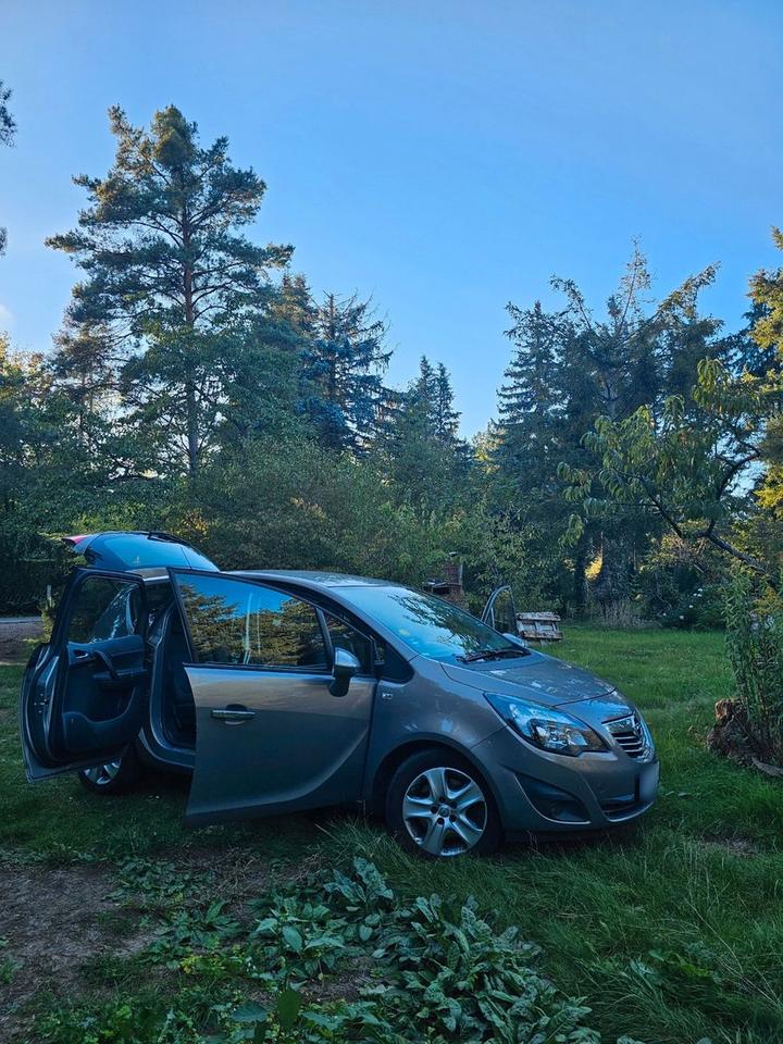 Opel Meriva 2012 — rear view