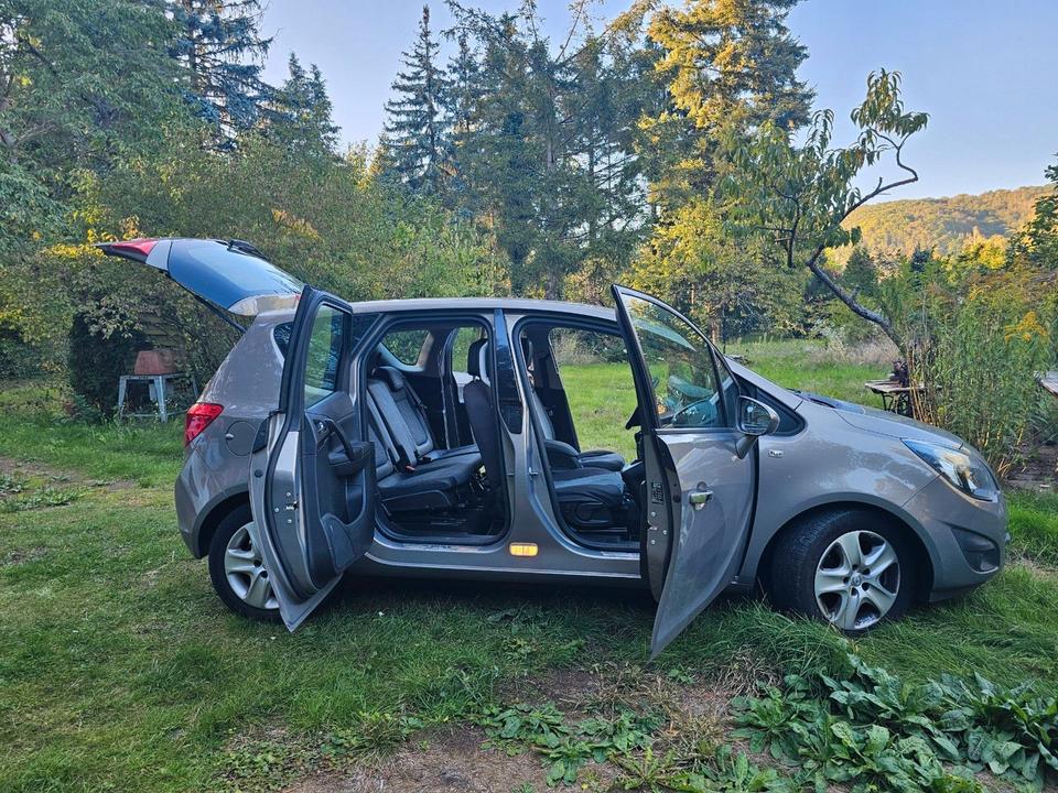 Opel Meriva 2012 — interior