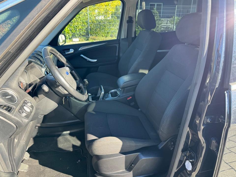Ford S-Max 2012 — photo 13