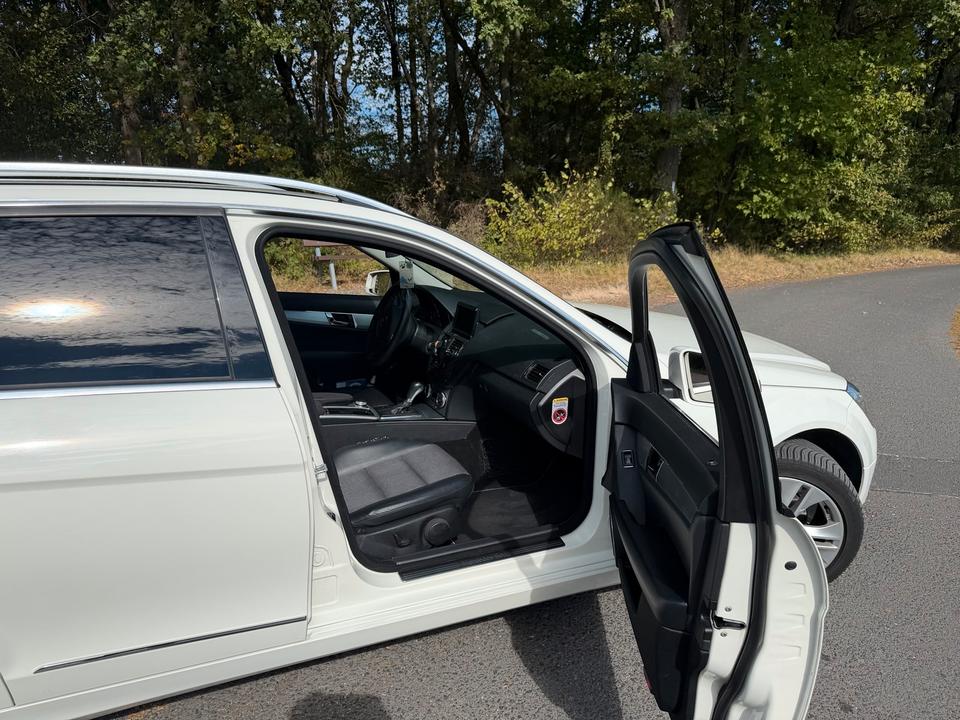 Mercedes Benz C 220 2010 — interior