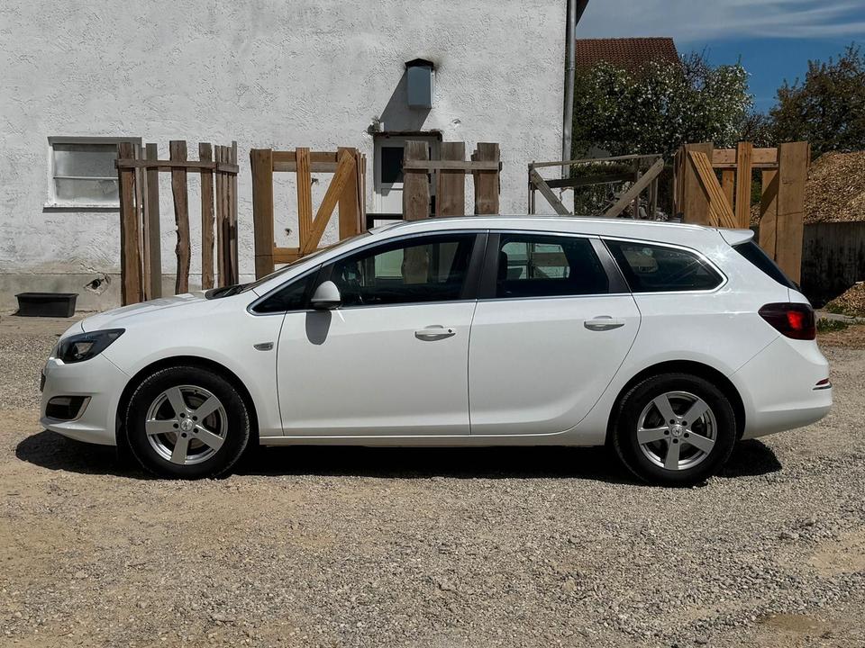 Opel Astra 2015 — rear view