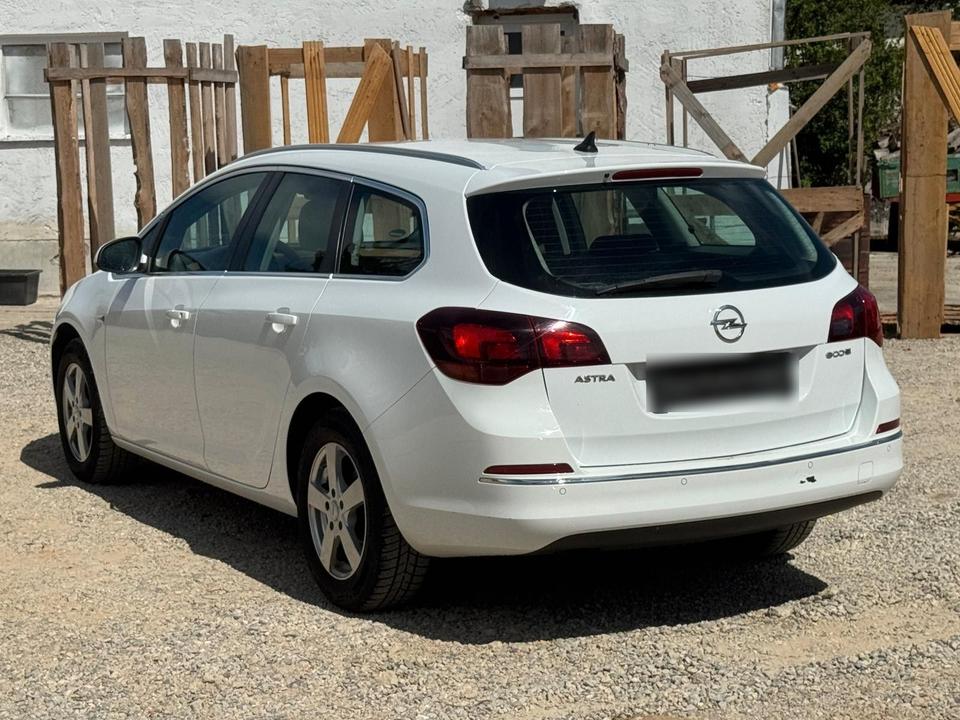 Opel Astra 2015 — interior