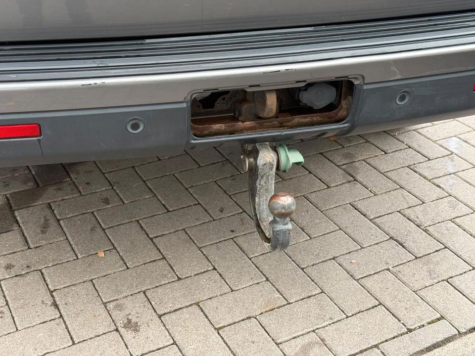 Land Rover Discovery 2010 — photo 16
