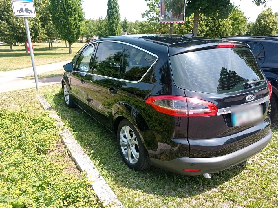Ford S-Max 2010 — rear view