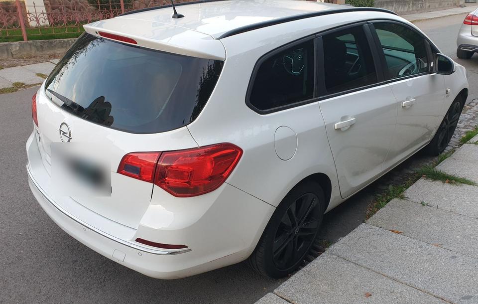 Opel Astra 2013 — rear view
