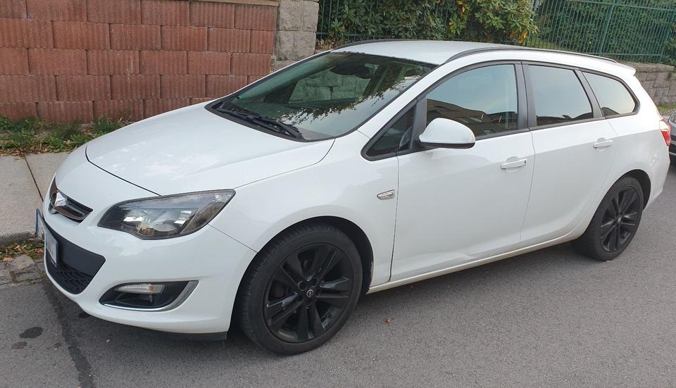 Opel Astra 2013 — interior