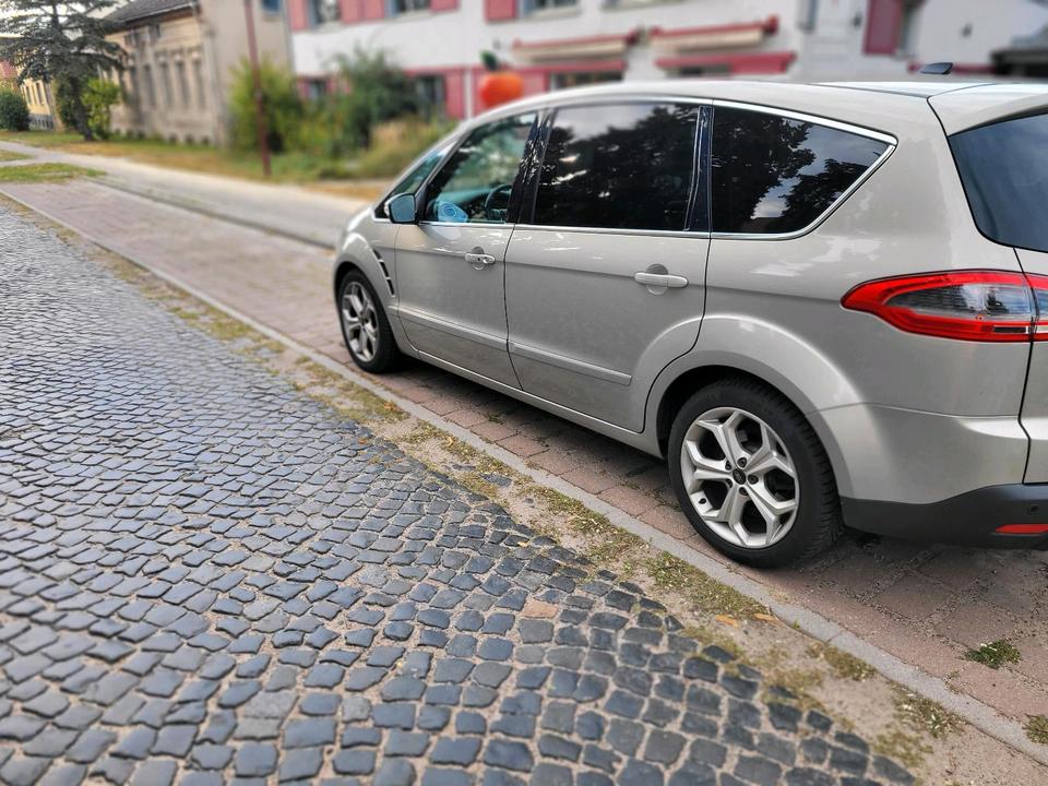 Ford S-Max 2010 — interior