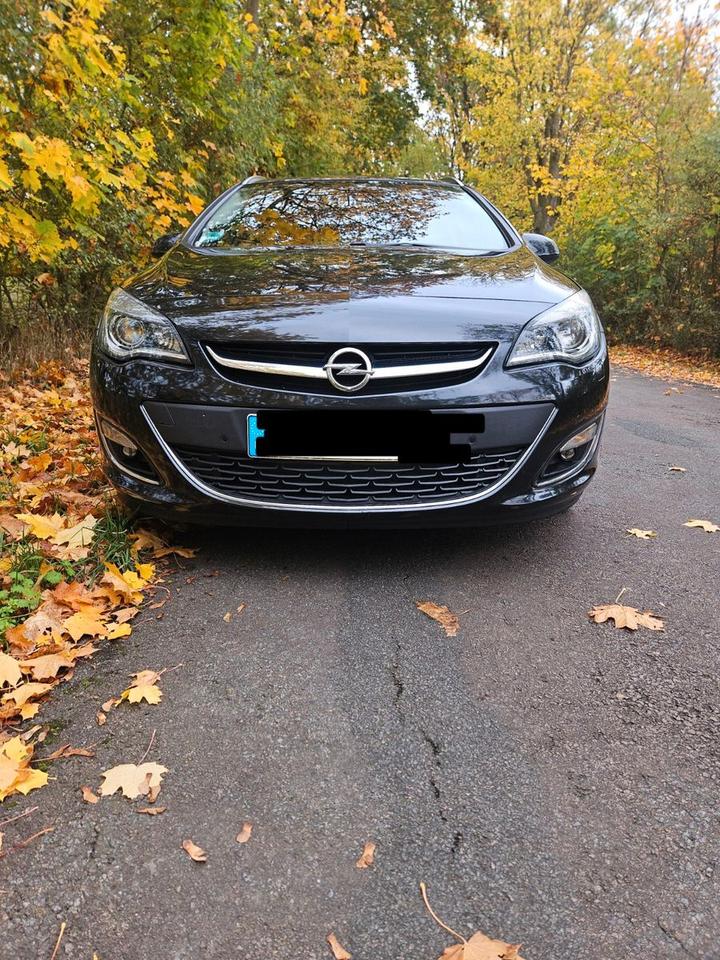 Opel Astra 2013 — rear view