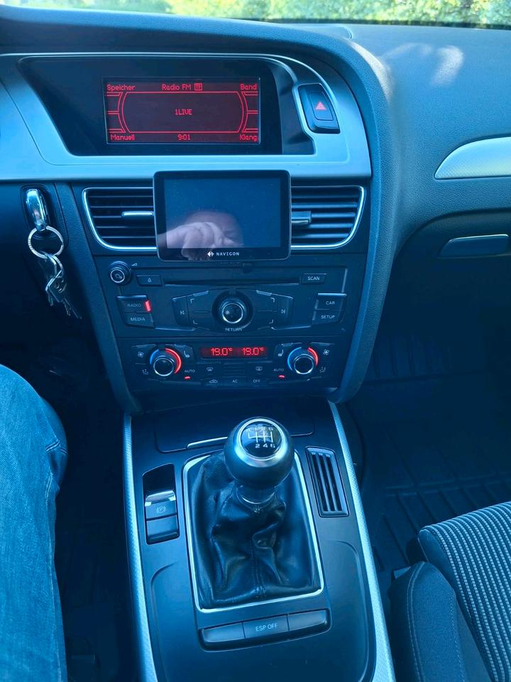 Audi A4 2009 — салон