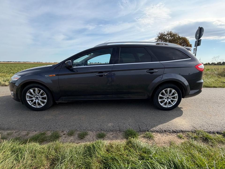 Ford Mondeo 2010 — rear view
