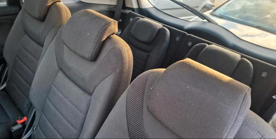 Ford S-Max 2011 — photo 14