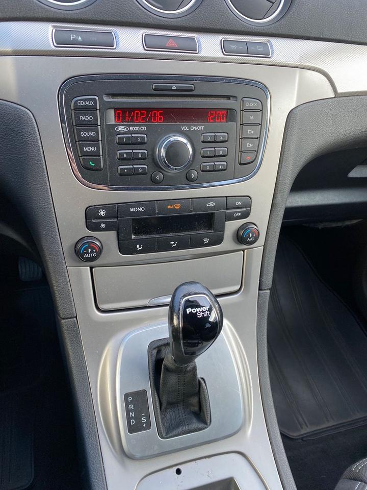 Ford S-Max 2011 — photo 14