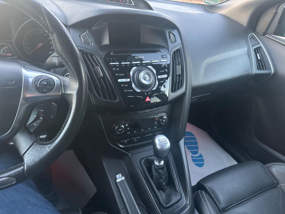 Ford Focus 2012 — photo 16