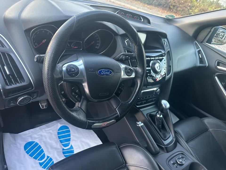 Ford Focus 2012 — photo 17
