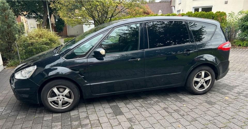 Ford S-Max 2011 — rear view